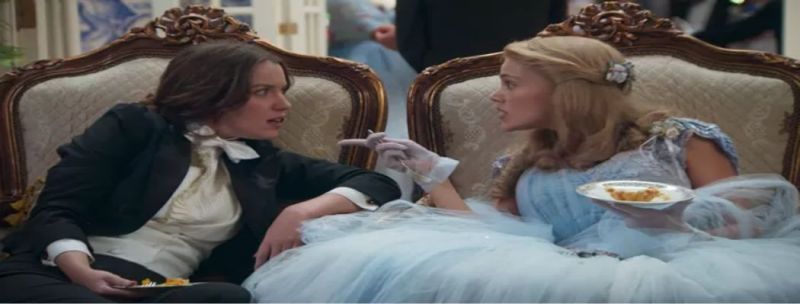 As irmãs percebem que Darcy fala de Elisabeta e ficam bobas com o que ele diz... 